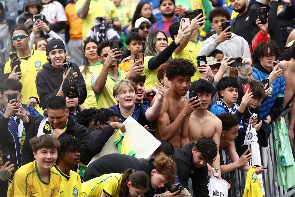 Com festa da torcida e Neymar ovacionado, Seleção Brasileira embarca para os Estados Unidos