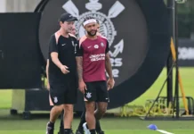 Fernando Diniz demonstra confiança na permanência de Memphis e pede reforços pontuais no Corinthians Fernando Diniz demonstra confiança na permanência de Memphis