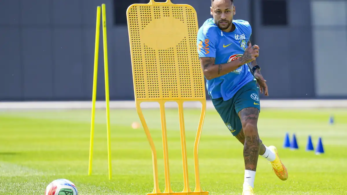 Neymar volta a treinar com o grupo, anima a Seleção e fica mais perto da estreia na Copa do Mundo