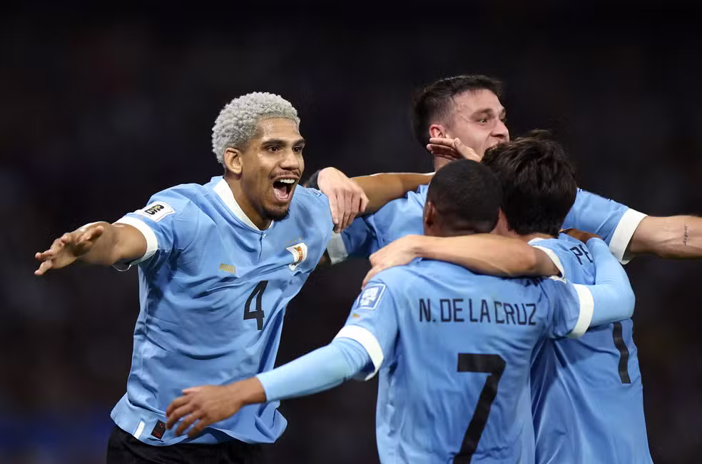 Zagueiro do Barcelona sente lesão muscular, preocupa o Uruguai